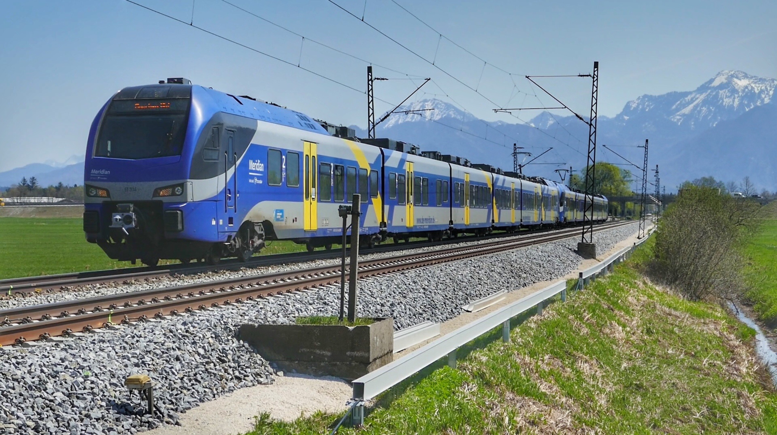 青い鉄道のイメージ写真